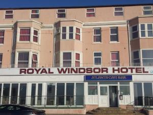 un bâtiment avec un hôtel royal devant lui dans l'établissement The Royal Windsor Hotel, à Blackpool