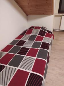 Bett in einem Zimmer mit Rot-Weiß-Schwarz in der Unterkunft Imagine in Aan de Wolfsberg