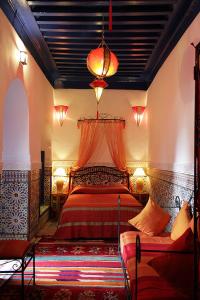 1 dormitorio con 1 cama y 1 sofá en una habitación en Riad Dar Colline, en Marrakech