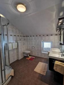 ハイリゲンブルートにあるHaus Wiesenheimのバスルーム(シャワー、トイレ、シンク付)