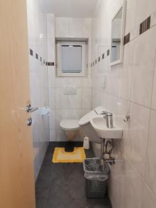 ハイリゲンブルートにあるHaus Wiesenheimの白いバスルーム(洗面台、トイレ付)