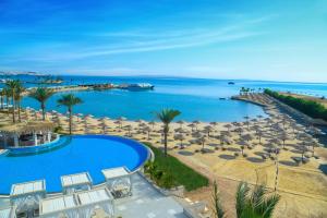 una vista aérea de un complejo con piscina y sombrillas en Jaz Casa Del Mar Beach en Hurghada