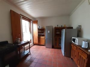 een keuken met 2 koelkasten en een magnetron. bij Quince&Cottage in Nieu-Bethesda