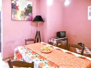 A television and/or entertainment centre at 3 bedrooms villa with garden and wifi at Balestrate