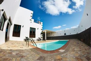 Gallery image of 3 bedrooms house with private pool furnished terrace and wifi at Tinajo 8 km away from the beach in Tinajo