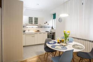 ザグレブにあるModern Apartment in the Heart of Zagreb, 57 sqm, Air Conditioningの部屋にテーブルと椅子のあるキッチン