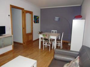 un soggiorno con tavolo, sedie e divano di Welcoming apartment in Zamora, 83 sqm, balcony with view a Zamora