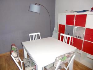 tavolo e sedie bianchi in una stanza con armadi rossi di Welcoming apartment in Zamora, 83 sqm, balcony with view a Zamora Altre 4 foto