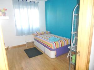 una camera da letto con un letto in una stanza con una finestra di Welcoming apartment in Zamora, 83 sqm, balcony with view a Zamora