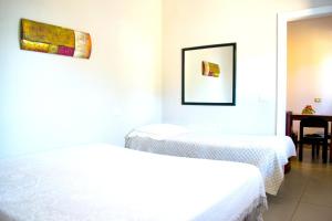 Un pat sau paturi într-o cameră la 2 bedrooms house at Monopoli 100 m away from the beach with sea view enclosed garden and wifi