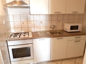 Kuchyň nebo kuchyňský kout v ubytování Modern apartment with sea view in Pag, 40 sqm