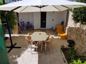 Patio nebo venkovní prostory v ubytování Modern apartment with sea view in Pag, 40 sqm