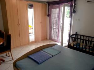 Postel nebo postele na pokoji v ubytování Modern apartment with sea view in Pag, 40 sqm