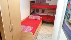 Postel nebo postele na pokoji v ubytování Modern apartment with sea view in Pag, 40 sqm