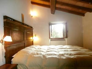 sypialnia z dużym łóżkiem i oknem w obiekcie Comfortable House in Bibbiena + Pool w mieście Bibbiena +66 zdjęć
