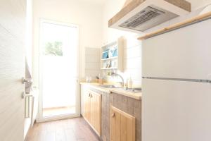 马尔萨拉Cozy apartment in Marsala 27 m² with garden balcony的配有冰箱和水槽的厨房