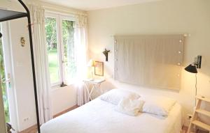 sypialnia z łóżkiem z białą pościelą i oknem w obiekcie Maison de 2 chambres avec piscine partagee jardin amenage et wifi a Saint Branchs w mieście Saint-Branchs