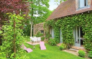 Saint-BranchsにあるMaison de 2 chambres avec piscine partagee jardin amenage et wifi a Saint Branchsの家の前の庭園