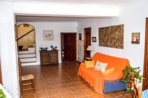 1 dormitorio con 1 cama naranja en una habitación en 8 bedrooms chalet with private pool furnished terrace and wifi at Abanilla, en Abanilla