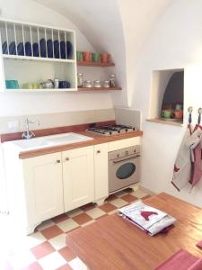 Een keuken of kitchenette bij 2 bedrooms apartement with shared pool and wifi at Selva di Fasano 9 km away from the beach
