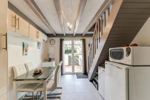 Køkken eller tekøkken på Maison de 2 chambres a Saint Cyprien Plage a 300 m de la plage avec jardin amenage et wifi