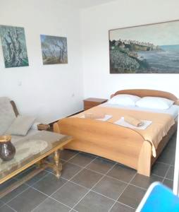 um quarto com uma cama e uma mesa em 2 bedrooms apartement with sea view enclosed garden and wifi at Ulcinj 1 km away from the beach em Ulcinj