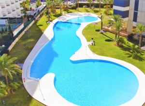 One bedroom appartement at Benidorm 300 m away from the beach with sea view shared pool and enclosed gardenの敷地内または近くにあるプールの景色