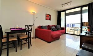 One bedroom appartement at Benidorm 300 m away from the beach with sea view shared pool and enclosed gardenにあるシーティングエリア