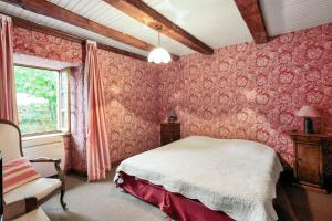 Katil atau katil-katil dalam bilik di Maison de 3 chambres avec jardin amenage et wifi a Senezergues