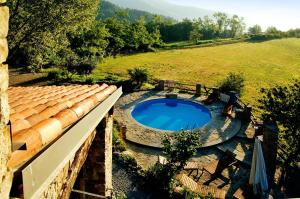 una vista aérea de una piscina en un campo en 6 bedrooms villa with private pool furnished garden and wifi at Mombarcaro en Tetti