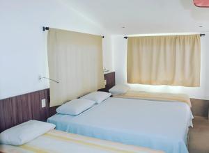 En eller flere senge i et værelse på Albergaria Hostel