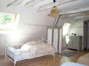 Uma cama ou camas num quarto em Maison d'une chambre avec piscine privee jardin amenage et wifi a Sainte Alvere