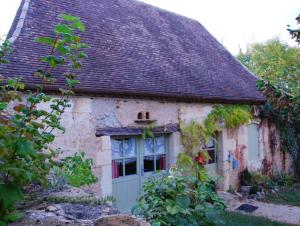 an old stone house with a white door at Maison de charme avec piscine privée à Sainte-Alvère in Saint-Alvère