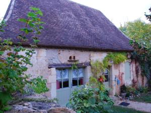 Saint-AlvèreにあるMaison d'une chambre avec piscine privee jardin amenage et wifi a Sainte Alvereの白い扉のある古い石造りの家