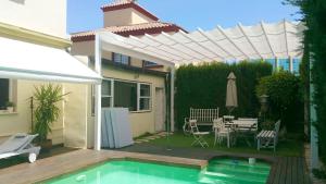 La pileta dentro o cerca de 4 bedrooms villa with private pool enclosed garden and wifi at Tomares