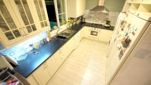 Kuchnia lub aneks kuchenny w obiekcie Elegant villa in Tomares, private pool and enclosed garden