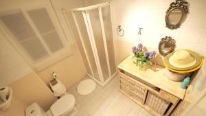biała łazienka z toaletą i umywalką w obiekcie Elegant villa in Tomares, private pool and enclosed garden w mieście Tomares +8 zdjęć