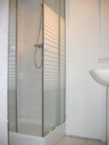 Ένα μπάνιο στο Appartement de 2 chambres a Port Vendres a 400 m de la plage avec vue sur la mer balcon amenage et wifi