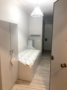 ナポリにあるOne bedroom apartement with wifi at Napoliの小さなベッドルーム(ベッド1台付)