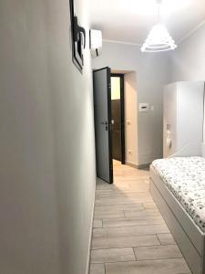 ナポリにあるOne bedroom apartement with wifi at Napoliのベッド付きの部屋、ドア付きの廊下