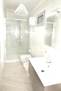 ナポリにあるOne bedroom apartement with wifi at Napoliの白いバスルーム(トイレ、シンク付)