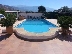 basen z okręgiem wokół niego w obiekcie Elegant villa in Padul with private pool w mieście Padul