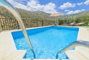 Gallery image of One bedroom house with shared pool jacuzzi and furnished terrace at Laroya in Laroya