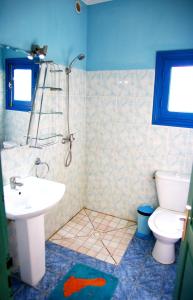 A bathroom at One bedroom house at Foulpointe Madagascar 10 m away from the beach with sea view enclosed garden and wifi