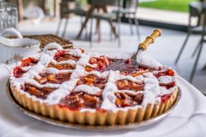 a pie with strawberries and powdered sugar on a table at San Baio B&B in Cecina