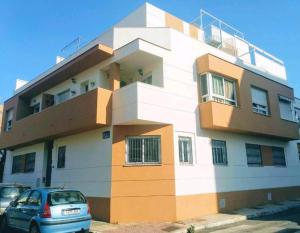 budynek z zaparkowanym przed nim samochodem w obiekcie Modern Apartment Málaga 80 m² + Balcony w Maladze