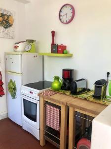 eine Küche mit einem weißen Herd und einem Holztisch in der Unterkunft Maison de 2 chambres avec jardin clos et wifi a La Croix sur Ourcq in La Croix-sur-Ourcq