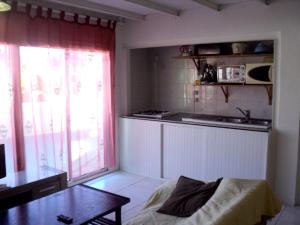 Η κουζίνα ή μικρή κουζίνα στο Appartement élégant à Bois De Nèfles, Saint Paul avec jacuzzi. +3 φωτογραφίες