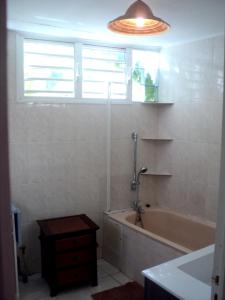 Ένα μπάνιο στο Appartement élégant à Bois De Nèfles, Saint Paul avec jacuzzi.