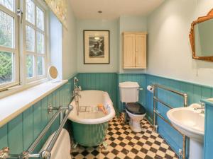 ein Badezimmer mit Badewanne und Waschbecken in der Unterkunft Sunny Cottage in Grantham + 52 Fotos